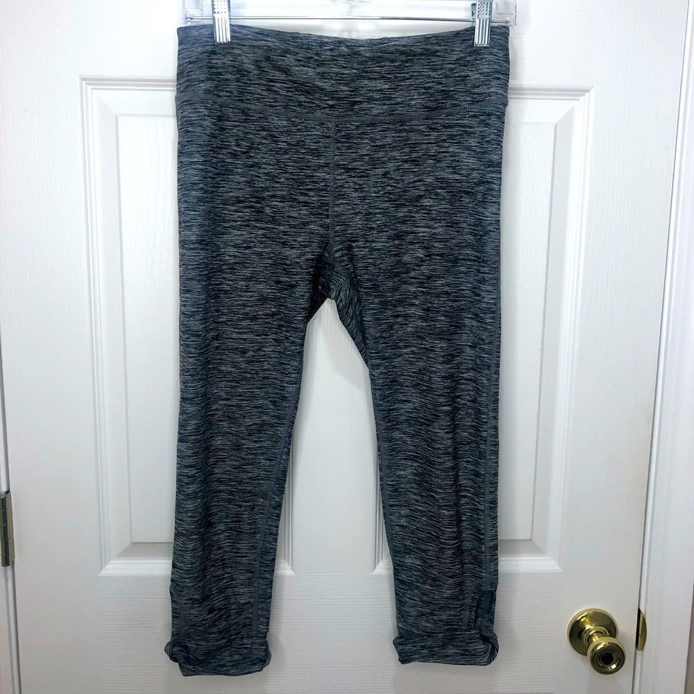 Gaiam gray capri length yoga pants leggings, size medium